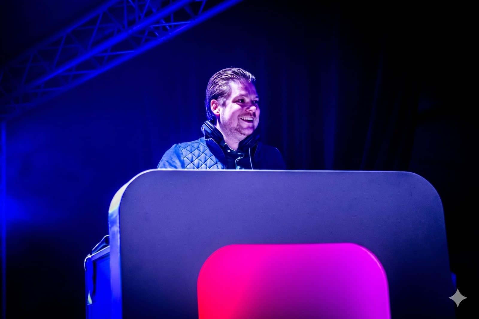 DJ Symon in actie