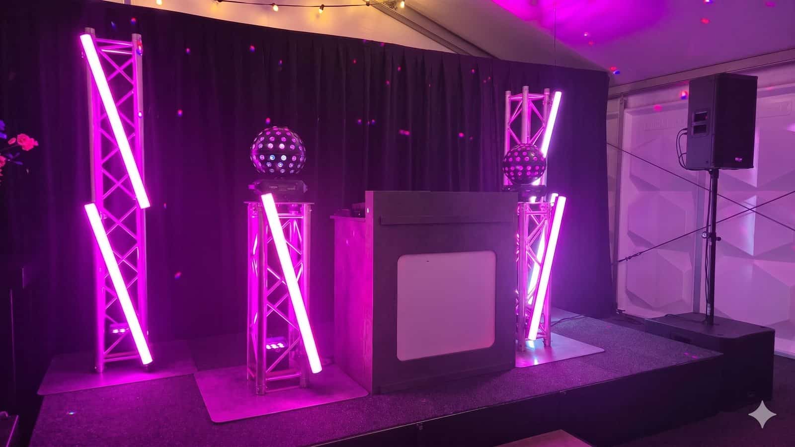 DJ setup met truss en lichteffecten